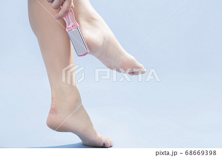 角質ケアする女性 68669398