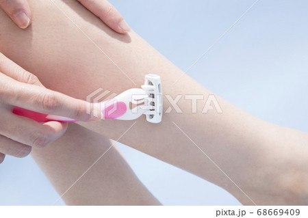 ムダ毛処理をする女性 ムダ毛処理をする女性 68669409