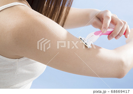 ムダ毛処理をする女性 ムダ毛処理をする女性 68669417