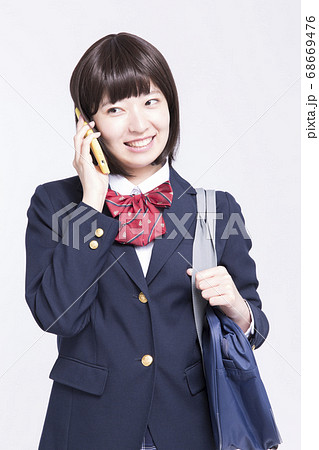 電話する女子高校生 電話する女子高校生 68669476