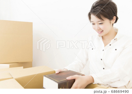 荷作りをする女性 68669490