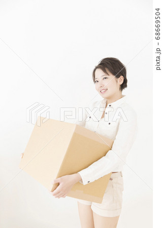 引越し作業をする女性 68669504