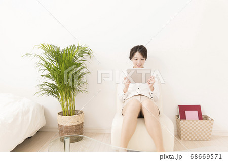 タブレットPCを見る女性 68669571