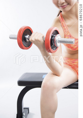ウエイトトレーニングをする女性 68670210