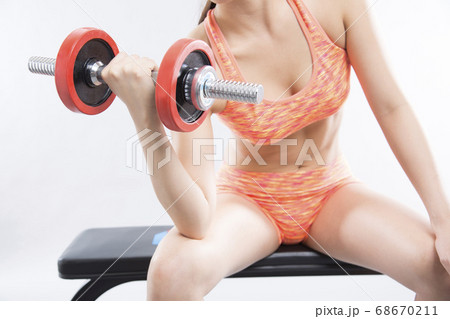 ウエイトトレーニングをする女性 68670211