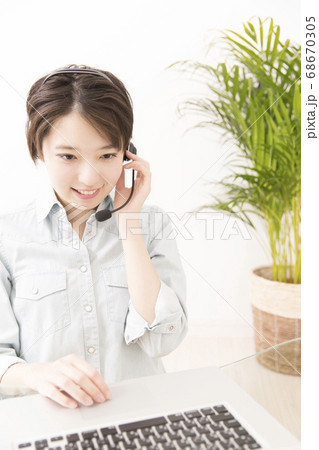 ビデオチャットをする女性 ビデオチャットをする女性 68670305