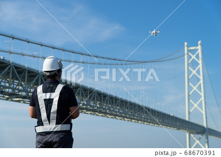 【ドローン】操縦するパイロット4 【ドローン】操縦するパイロット4 68670391