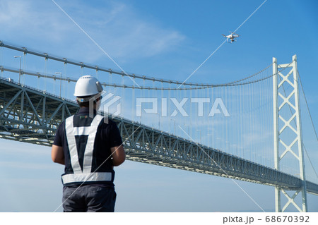 【ドローン】操縦するパイロット3 68670392