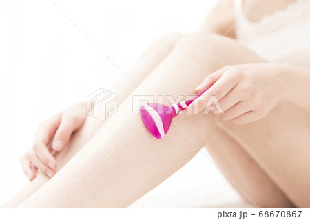 ムダ毛処理をする女性 68670867