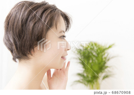 化粧水をつける女性 化粧水をつける女性 68670908