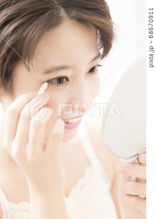 アイシャドウを塗る女性 アイシャドウを塗る女性 68670911