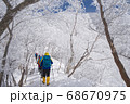 厳冬期の赤城山の登山道と登山者 68670975