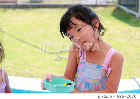 庭で水遊びする女の子 庭で水遊びする女の子 68672070