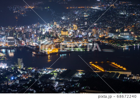 長崎港ターミナル埠頭の夜景と街並み 68672240