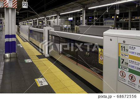 JR岡山駅　新幹線ホームドア　岡山県岡山市 68672556