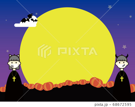 ハロウィン_仮装_マスク着用_背景夜空(満月) ハロウィン_仮装_マスク着用_背景夜空(満月) 68672595