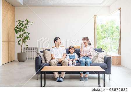 リビングで話す家族・ファミリー 68672682