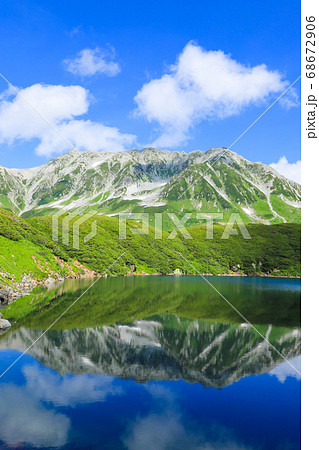 湖面が美しいみくりが池　立山　室堂 68672906