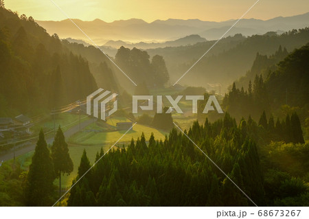 高見山と集落の朝焼け(奈良県宇陀市) 高見山と集落の朝焼け(奈良県宇陀市) 68673267