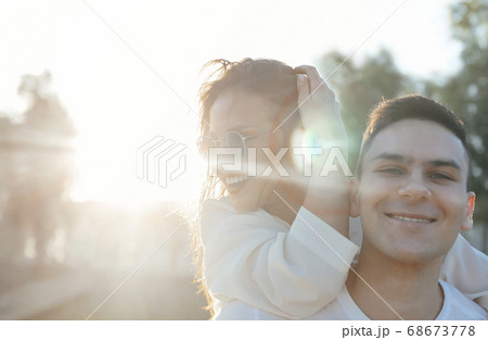 Content couple having fun in city 68673778