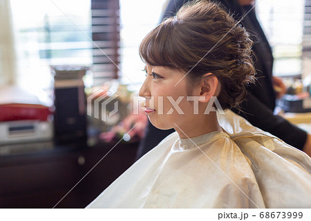 美容室　セットアップしてもらう女性 68673999
