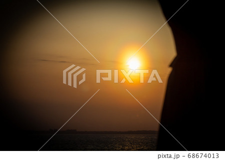 窓からの夕日 68674013
