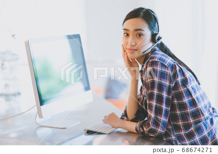 ヘッドセット　オンライン　若い女性 68674271