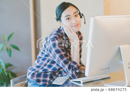 ヘッドセット オンライン 若い女性 ヘッドセット オンライン 若い女性 68674275