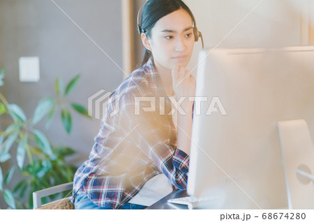 ヘッドセット　オンライン　若い女性 68674280
