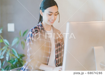 ヘッドセット オンライン 若い女性 ヘッドセット オンライン 若い女性 68674286