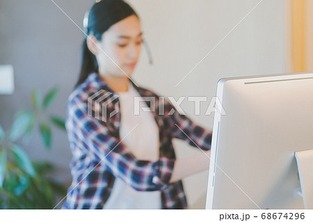 ヘッドセット オンライン 若い女性 ヘッドセット オンライン 若い女性 68674296