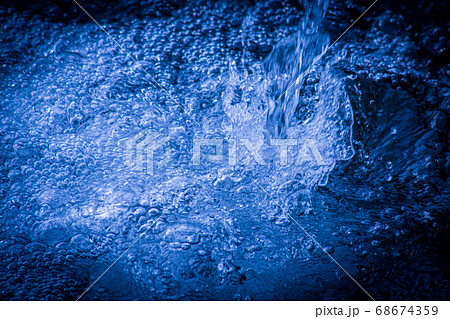 水しぶき 68674359