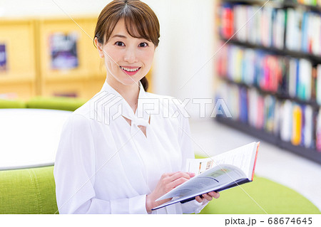 図書館で読書をする女性 図書館で読書をする女性 68674645