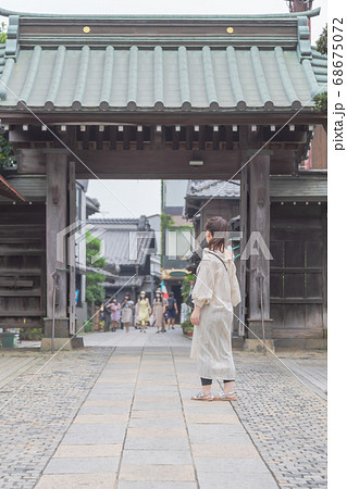 神社と女性 68675072