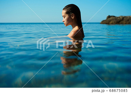 Beautiful brunette woman on the beach Beautiful brunette woman on the beach 68675085