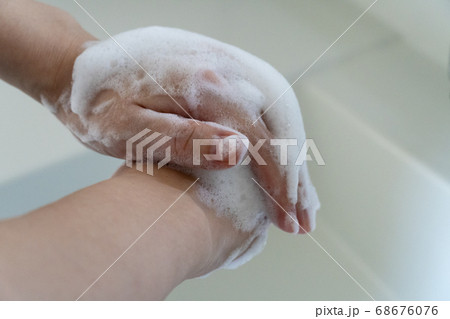 ごしごし、石鹼で手洗い 68676076