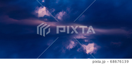 Dramatic horizontal clouds background 68676139