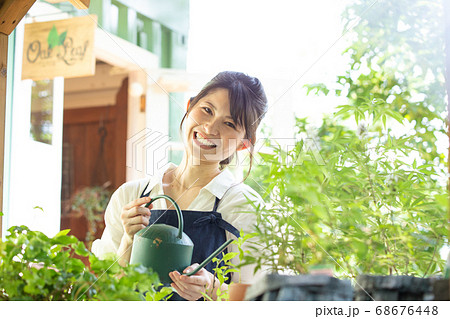 ガーデニングをする若い女性　撮影協力：三富今昔村 68676448