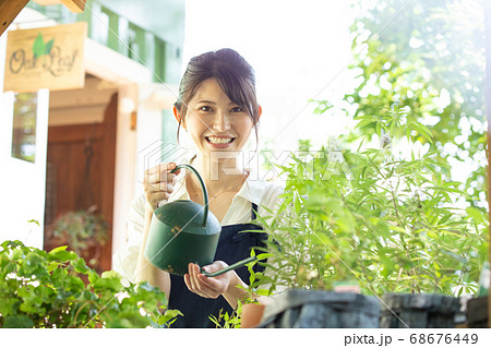 ガーデニングをする若い女性 撮影協力:三富今昔村 ガーデニングをする若い女性 撮影協力:三富今昔村 68676449