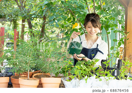 ガーデニングをする若い女性 撮影協力:三富今昔村 ガーデニングをする若い女性 撮影協力:三富今昔村 68676456