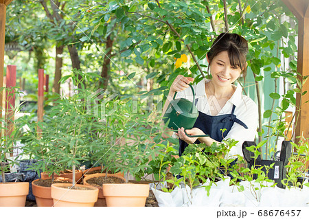 ガーデニングをする若い女性 撮影協力:三富今昔村 ガーデニングをする若い女性 撮影協力:三富今昔村 68676457