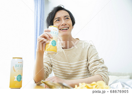 一人で部屋でビールを飲む男性 一人で部屋でビールを飲む男性 68676905