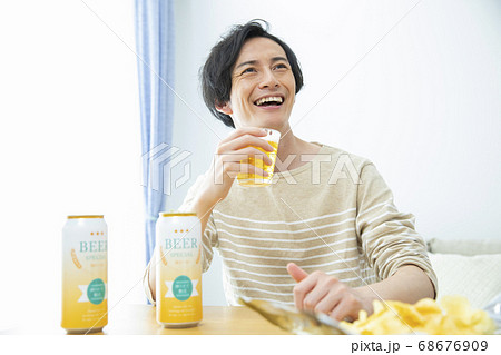 一人で部屋でビールを飲む男性 一人で部屋でビールを飲む男性 68676909