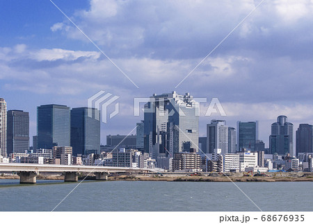 大阪都市風景 大阪駅ビル群と淀川 都市イメージ イメージ素材 大阪都市風景 大阪駅ビル群と淀川 都市イメージ イメージ素材 68676935