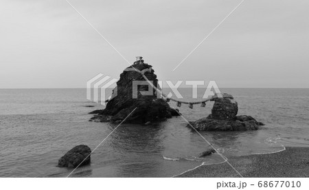 二見浦　夫婦岩　白黒 68677010