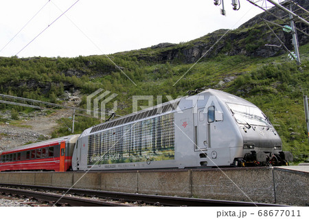 ノルウェー　ノルウェー鉄道　ベルゲン線のミュルダール駅に停車中の列車　電気機関車をアップで 68677011