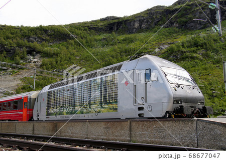 ノルウェー ノルウェー鉄道 ベルゲン線のミュルダール駅に停車中の列車 電気機関車をさらにアップで ノルウェー ノルウェー鉄道 ベルゲン線のミュルダール駅に停車中の列車 電気機関車をさらにアップで 68677047