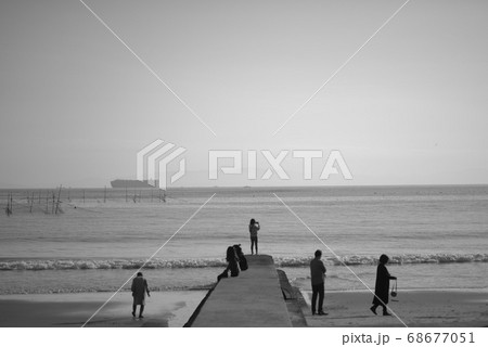 海　風景　海をながめる　白黒 68677051