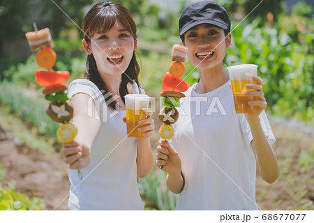 バーベキューをする若者 バーベキューをする若者 68677077