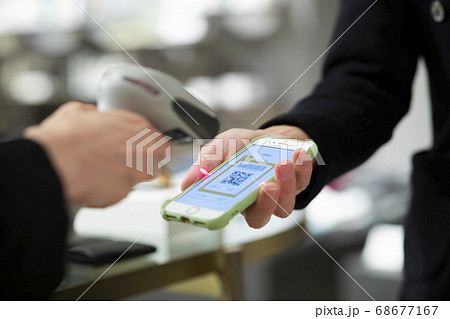 レジ　支払い　スマホ決済　キャッシュレス 68677167